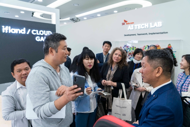 SK텔레콤(SKT)은 서울 보라매사옥에서 ASEAN+3 회원국 소속 인적자원개발분야 관계자 및 UNESCO-UNEVOC 국제센터 관계자 등 100여명에게 AI 기반의 다양한 체험 프로그램과 교육과정을 공유했다고 2일 밝혔다. 사진은 지난 10월 UNESCO-UNEVOC 국제센터 및 한국직업능력연구원에서 개최한 UNEVOC 네트워크 강화 워크샵 참석자들이 SKT 서울 보라매사옥에서 AI 기반의 다양한 프로그램을 체험하는 모습. (사진 = SKT 제공)