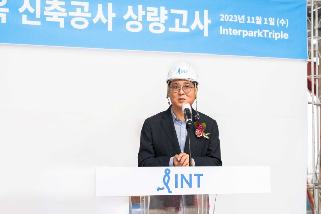 인터파크트리플 판교테크놀로지 신사옥 상량식 이미지 1부(사진 설명: 최휘영 인터파크트리플 대표가 신사옥 상량식에서 기념사를 하고 있다)