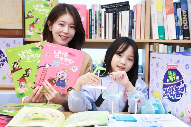 LG유플러스는 키즈 전용 서비스 ‘아이들나라’가 콘텐츠와 연계한 실물 교재·교구를 선보이고, B2B·B2C 등 유아동 교육 사업 확장에 본격 나선다고 2일 밝혔다. 사진은 LG유플러스 모델이 아이들나라의 과학교구 키트와 문해력 교재 2종을 활용해 학습하고 있는 모습. (사진 = LG유플러스 제공)