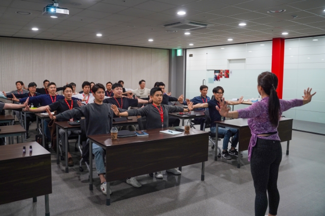 티웨이항공은 지난달 31일 김포공항에 위치한 티웨이항공 항공훈련센터에서 운항승무원의 건강 증진을 위한 ‘칵핏 스트레칭’ 프로그램을 진행했다고 2일 밝혔다. 사진은 지난 31일 김포공항 티웨이항공 항공훈련센터에서 ‘칵핏 스트레칭’ 프로그램에 참여한 운항승무원들이 스트레칭을 따라 하는 모습. (사진 = 티웨이항공 제공)