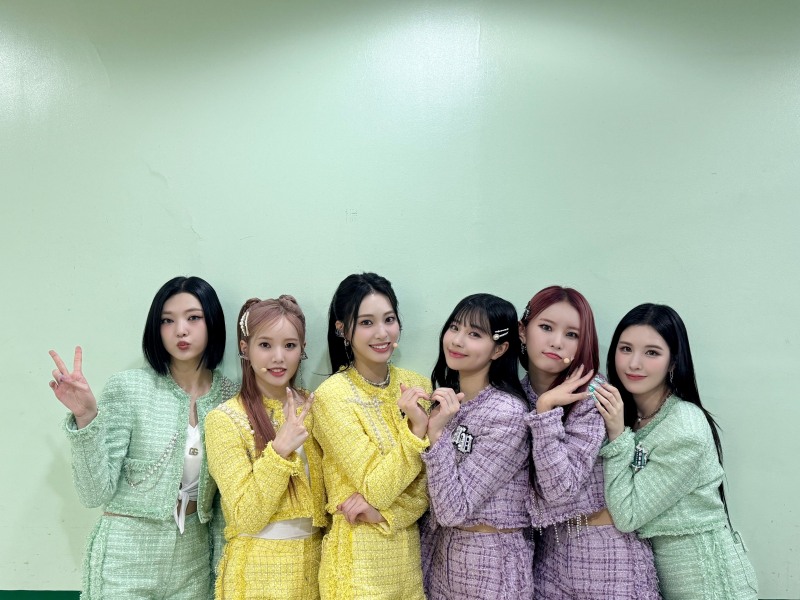 위클리, 미니 5집 글로벌 앨범 차트 최상위권 진입→쇼케이스 완벽 성료