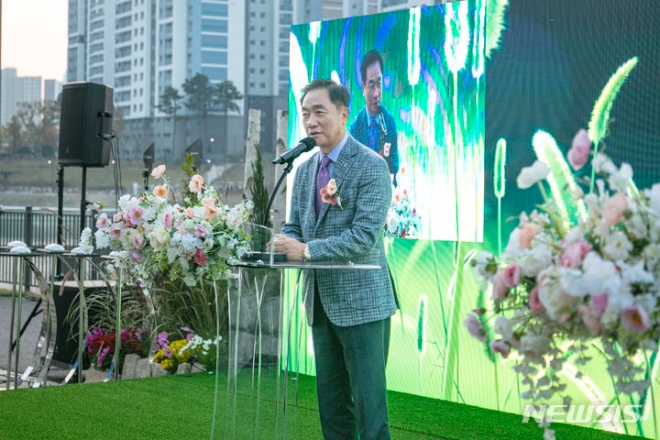 정장선 평택시장이 1일 '함백산 중앙공원' 개장식과 '숲과 정원의 도시, 평택 비전 선포식'에서 정원도시 계획을 발표하고 있다.(사진=평택시)