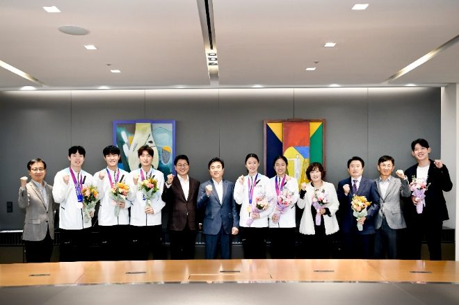 삼성생명 스포츠단 선수들이 2일 오전 서초사옥 삼성생명 본사에서 열린 축하행사에 참석해 기념촬영을 하고 있다. / 사진=삼성생명 제공