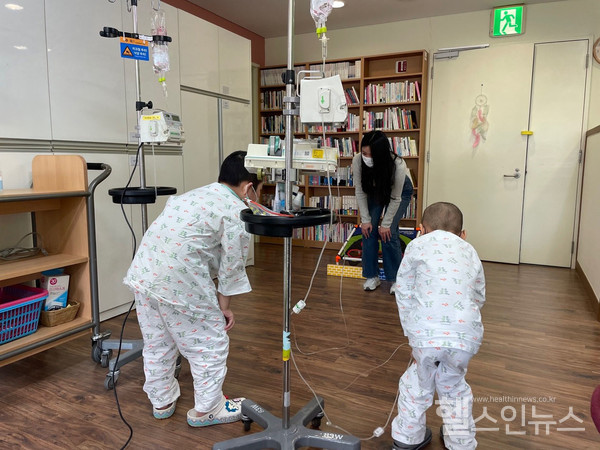 경남권역암생존자통합지지센터소아청소년팀,‘찾아가는암생존자통합지지프로그램’에참여한환자들의모습