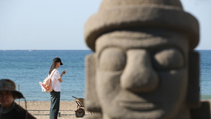 2일 오후 제주시 이호해수욕장에서 반팔 차림을 한 관광객들이 눈에 띈다.