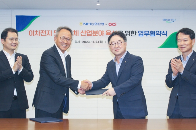 OCI 김원현 부사장(왼쪽 두번째)과 NH농협은행 이연호 부행장(왼쪽 세번째)이 친환경 에너지 확대를 위해 손을 맞잡고 기념사진 촬영을 하고 있다. / 사진=NH농협은행 제공