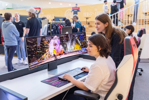 방문객들이 롯데백화점 부산 본점에 위치한 '오디세이 체험존'에서 삼성전자 게이밍 모니터를 체험하고 있다.