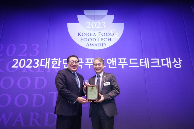 <사진 제공 = 에쓰푸드, 2023 대한민국 푸드앤푸드테크 대상에서 4관왕을 수상한 존쿡 델리미트 / 에쓰푸드 제조부문 방태성 대표(우)>