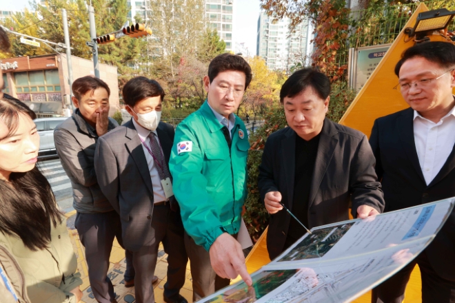 이상일 용인특례시장이 2일 수지 지역 5개 초‧중‧고교를 방문해 통학 환경을 살피고 학부모와 대화를 나눴다.(사진=용인시)