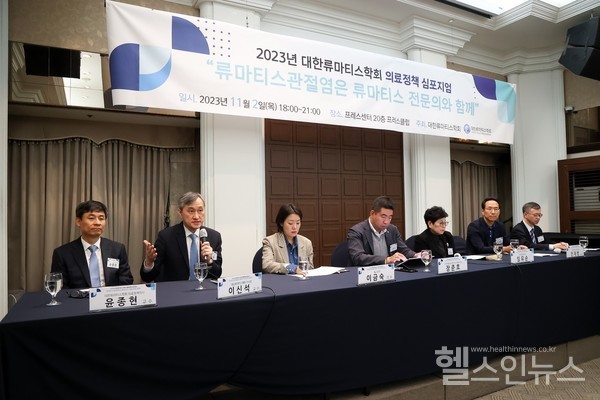 (왼쪽부터)대한류마티스학회윤종현의료정책이사,대한류마티스학회이신석이사장,헬스조선이금숙기자,건강보험심사평가원장준호약제기준부장,한국펭귄회임유순회장,대한류마티스학회전재범회장,대한류마티스학회홍승재보험이사(대한류마티스학회제공)