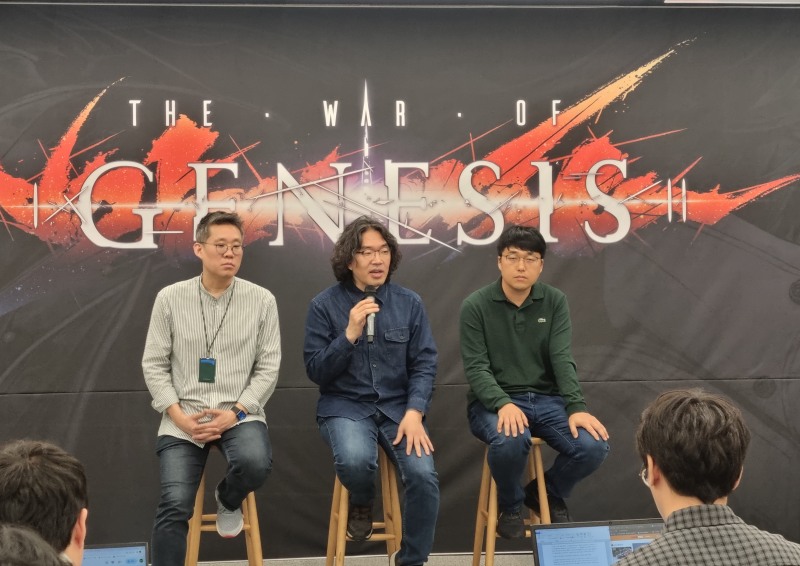 라인게임즈 이경진 디렉터가 취재진의 질문에 답하고 있다.