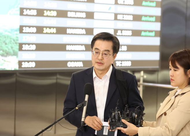 중국방문을 마치고 돌아온 김동연 경기도지사가 3일 김포국제공항에서 언론브리핑을 하고 있다. (사진=경기도)