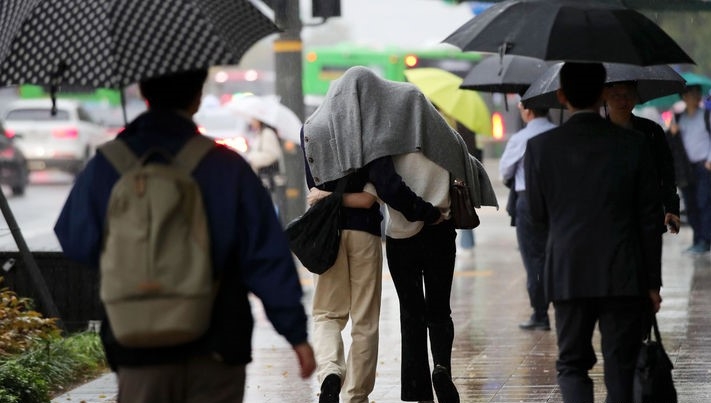 지난달 19일 오전 서울 중구 시청역 인근에서 시민들이 출근길 발걸음을 재촉하고 있는 모습.