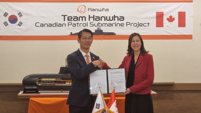 시뮬레이터, 훈련 체계 분야에서 전세계 시뮬레이터 시장 75%를 점유하며 최고의 경쟁력을 보유한 캐나다 CAE Inc.社 프랜스 허버트 대표(오른쪽)와 한화오션 특수선해외사업단장 정승균 부사장이 MOU를 체결하는 모습.
