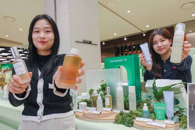 5일 오전, 서울시 영등포구 더현대 서울 지하 2층에 위치한 클린뷰티 편집숍 '비클린' 매장에서 직원들이 '더 그리니스트 10' 화장품을 소개하는 모습.