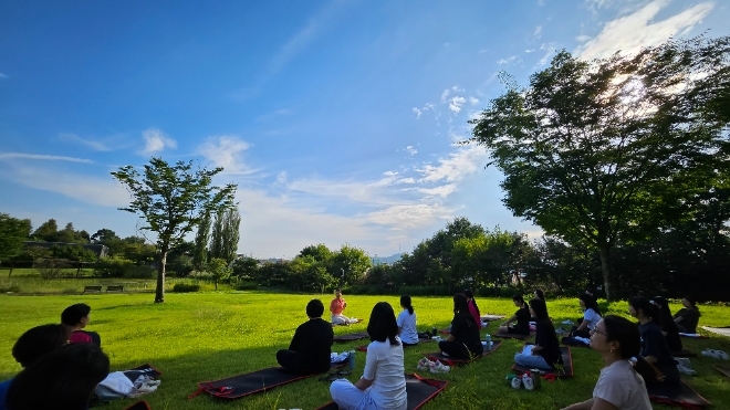 힐링 북스테이에 참여한 직원들이 야외 힐링 요가 프로그램에 참여 중이다. / 사진=삼성화재 제공