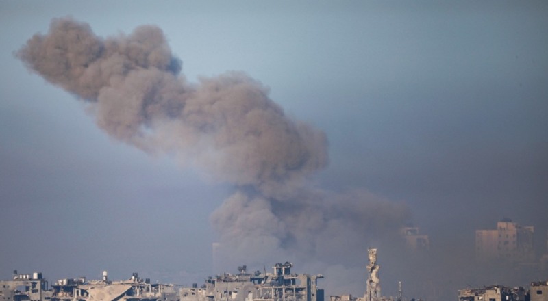 이스라엘의 공습으로 폐허가 된 가자시티에 검은 연기가 치솟고 있다.(사진=연합)