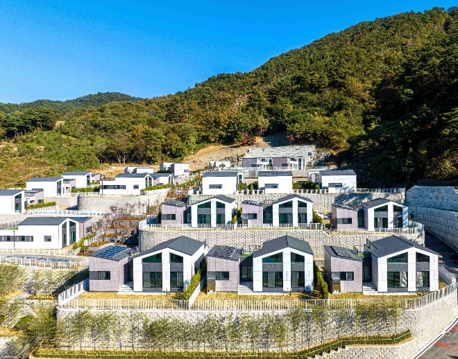 DL이앤씨가 전남 구례군 산동면에 준공한 국내 최초의 ‘타운형 모듈러 단독주택 단지’ 모습 / 사진=DL이앤씨 제공