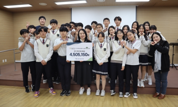 홀트아동복지회 박꽃송이 팀장(가운데)과 새음학교 학생 및 선생님이 전달식 후 기념 촬영을 하고 있다.