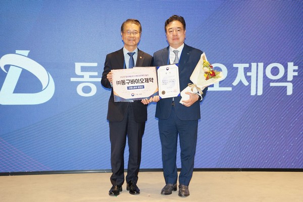 (왼쪽부터)고용노동부이정식장관,동구바이오제약조용준대표이사(동구바이오제약제공)