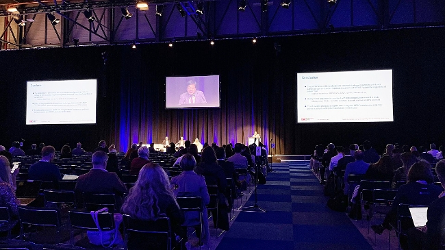 서울아산병원 암병원장 김태원 교수가 10월 23일(현지시각) 스페인 마드리드에서 열린 유럽종양학회(ESMO Congress 2023)에서 HM-RAFI-103 연구 결과를 구연으로 발표하고 있다.