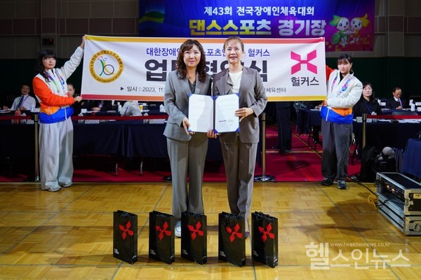 (왼쪽부터)헐커스김미영대표,대한쟁애인댄스스포츠연맹유채옥회장(헐커스제공)