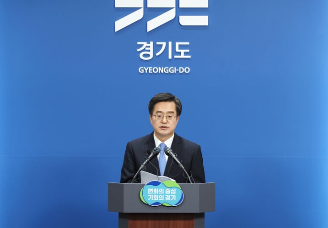 김동연 경기도지사가 6일 오전 2024년 본예산안 브리핑 후 진행된 '김포 서울 편입' 논란 관련 기자들과 질의응답을 벌이고 있다.(사진=경기도)