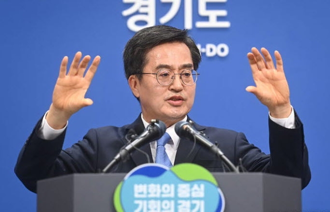 김동연 경기도지사가 6일 브리핑에서 "지역화폐등 적극적 미래 투자" 사업등이 담긴 내년 예산안의 특징을 설명하고 있다.(사진=뉴시스)