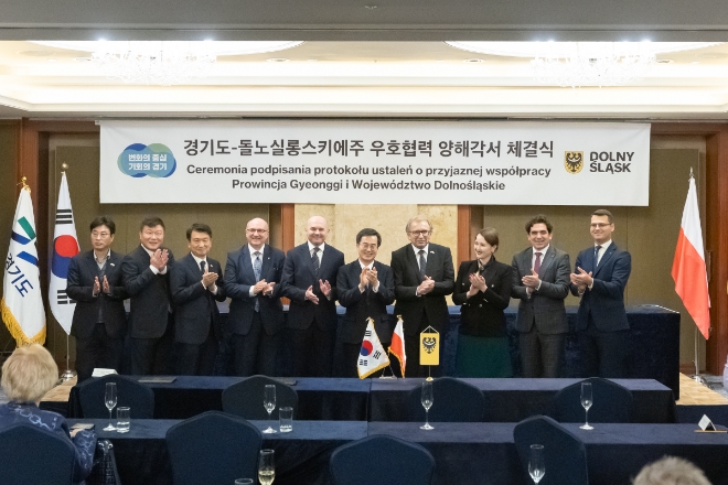 지난 6일 오후 롯데호텔 서울점에서 열린 경기도-폴란드 돌노실롱스키에주 업무협약식에서 김동연 경기도지사, 안제이 야로흐 돌노실롱스키에 주의회 의장, 피오트르 오스타세프스키 주한 폴란드 대사, 그제고르츠 마코 돌노실롱스키에 주 부총리 등이 기념 촬영을 하고 있다. / 사진=경기도 제공