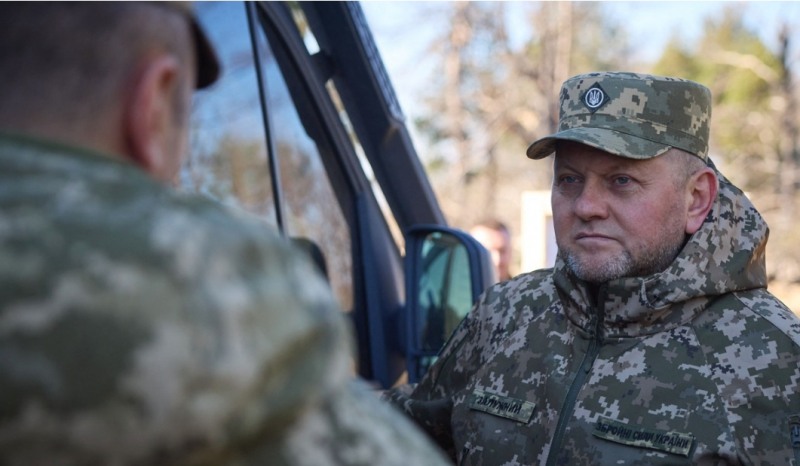 3일(현지시간) 발레리 잘루즈니 우크라이나군 총사령관이 군 훈련소에서 장병을 독려하는 모습(AFP=연합)