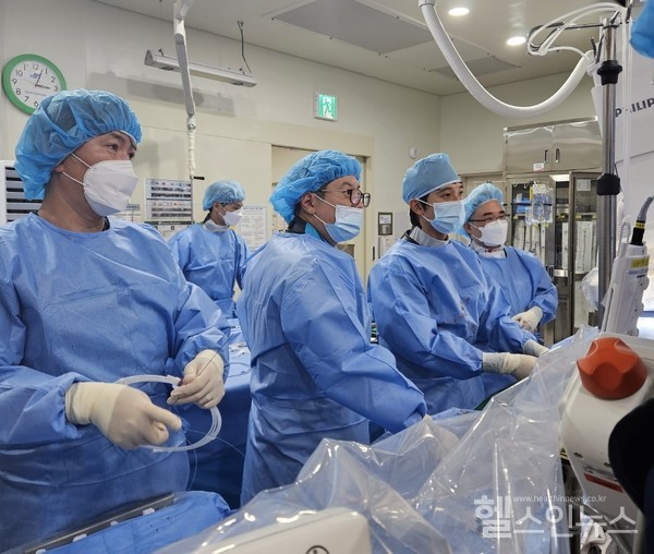 (앞줄좌측에서두번째부터우측으로)한림대학교동탄성심병원순환기내과천대영교수,최재혁교수,한림대학교성심병원순환기내과고윤석교수