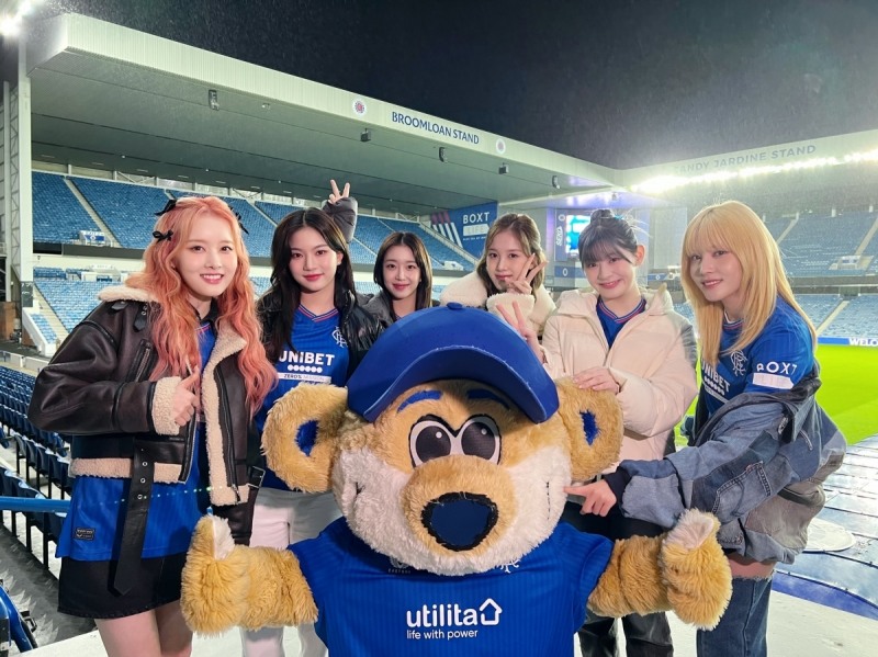 스테이씨, 스코틀랜드 명문 축구 구단 방문…‘리그 승리 기원→'Teddy Bear' 챌린지 촬영’
