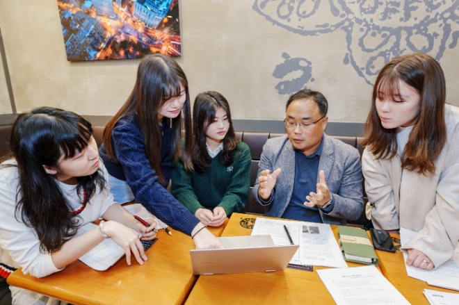 아주대 행정학과 학생들과 수원시 공무원들이 손잡고 맞춤정책을 만들고 있다(사진=수원시)