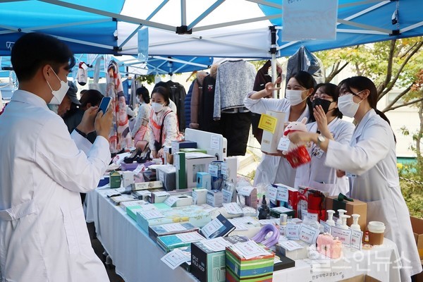 10월27잉ㄹ과28일진행된'추억나눔바자회’에서한림대학교성심병원임직원들이추억을남기고있다.