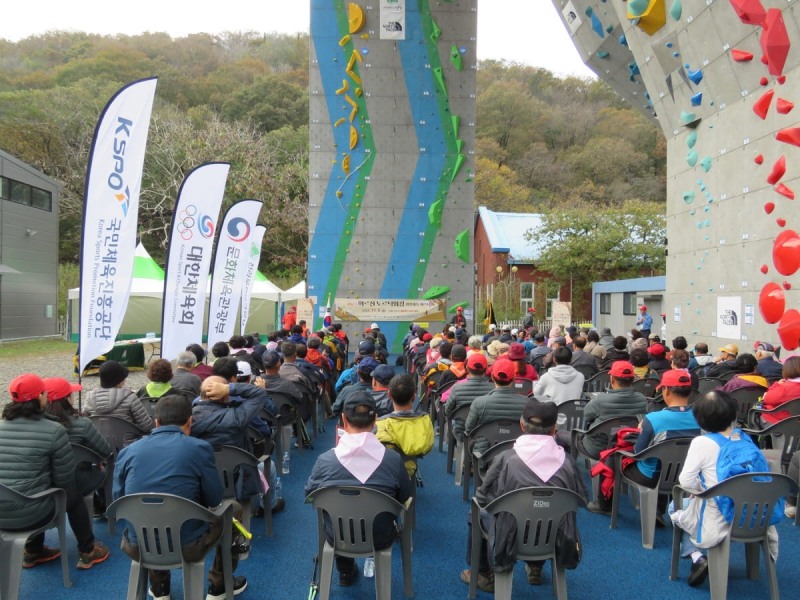 '2023 어르신 노르딕워킹 생활체육 페스티벌'에서 강습을 듣고 있는 참가자들. (사진제공= 대한산악연맹)