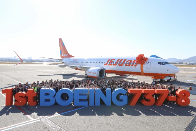 제주항공은 미국 보잉사로부터 구매한 차세대 항공기 B737-8의 첫 도입을 완료했다고 7일 밝혔다.  사진은 김포국제공항에서 진행된 제주항공의 차세대 항공기 B737-8 구매기 1호기 도입 행사에 참석한 임직원들이 항공기 앞에서 기념촬영을 하는 모습. (사진 = 제주항공 제공)