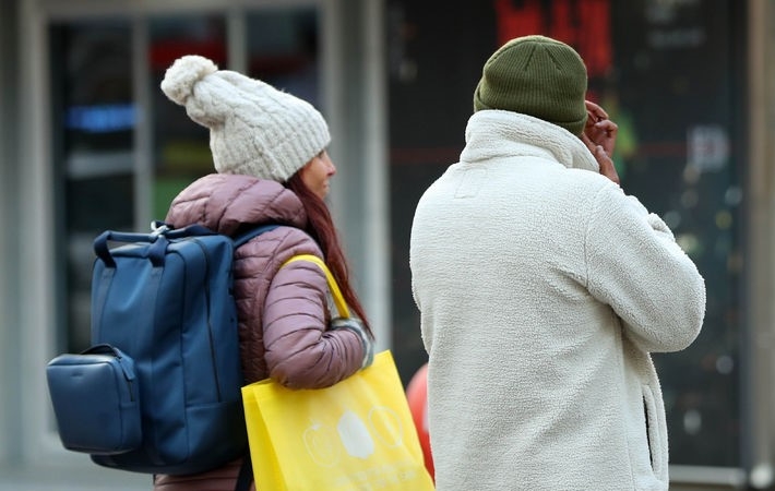 서울 아침 최저기온이 3도를 기록하며 초겨울 추위를 보인 지난 7일 오전 서울 중구 명동거리에서 두꺼운 외투를 입은 외국인 관광객들이 발걸음을 옮기고 있다.