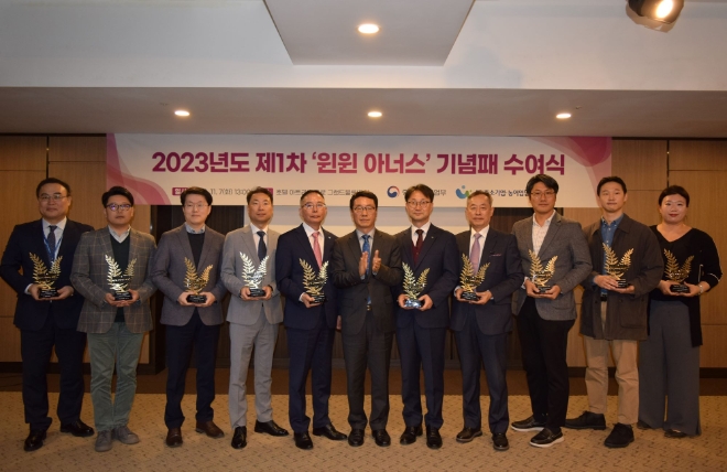 7일 포스코와 그래핀스퀘어사가 윈윈 아너스 기념패를 수상했다. / 사진=포스코 제공