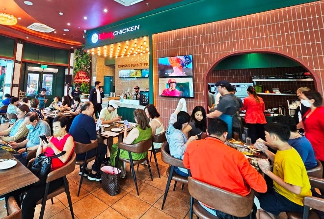 BBQ 로빈슨 마그놀리아점에서 현지인들이 BBQ 치킨을 즐기고 있다. / 사진=제너시스BBQ 제공