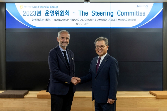 농협금융은 7일, 중구 소재 본사에서 Amundi와 주주간 협력과제 추진경과를 점검하기 위한 운영위원회를 개최했다. (사진 왼쪽부터 올리비에 마리에 Amundi 파트너십 총괄 임원, 길정섭 NH농협금융 부사장) / 사진=농협금융 제공