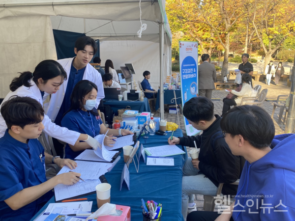 관악서울대치과의료진이‘2023서울대학교건강주간’에서부스를운영하고있다.