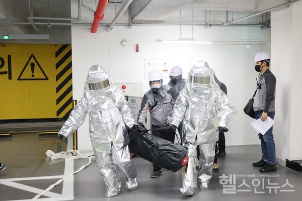 3일중앙대광명병원에서광명소방서와병원자위소방대가전기차화재대응합동훈련을하고있다.