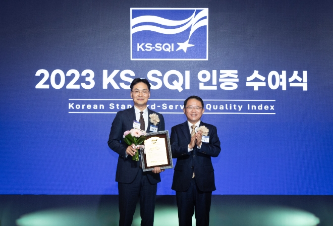 대한항공은 한국표준협회가 실시한 올해 한국서비스품질지수(KS-SQI) 하반기 조사에서 항공사(국제선) 부문 2년 연속 1위를 기록했다고 8일 밝혔다. 사진은 (좌측부터)장성현 대한항공 마케팅/IT 부문 부사장과 강명수 한국표준협회 회장이 기념촬영을 하는 모습. (사진 = 대한항공 제공)