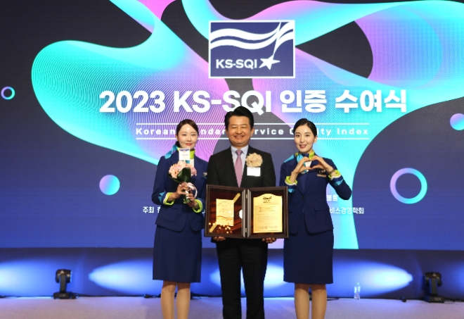 에어부산은 올해 한국서비스품질지수(KS-SQI) 조사에서 LCC(저비용항공) 부문 1위의 영예를 안았다고 8일 밝혔다. 사진은 에어부산 안병석 대표와 승무원들이 2023 KS-SQI 인증 수여식에서 기념 촬영을 하는 모습. (사진 = 에어부산 제공)