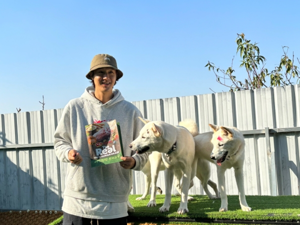 하림펫푸드 배우 이기우와 유기 동물 보호소에 더리얼 사료 1톤 기부