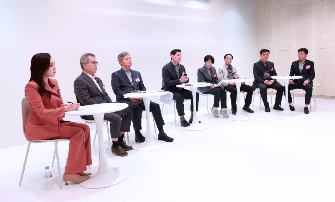 이상일 용인특례시장(왼쪽에서 네번째)이 8일 '시민과의 대화'에서 용인시 현안에 대한 토론을 벌이고 있다.(사진=용인시)