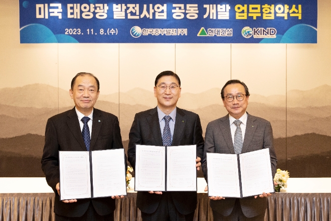 지난 8일 앰배서더 서울 풀만 호텔에서 윤영준 현대건설 사장(가운데)과 김호빈 한국중부발전 사장(왼쪽), 이강훈 KIND 사장이 미국 태양광 발전 사업 공동개발 협력에 관한 업무협약을 체결한 후 기념 사진을 촬영하고 있다./ 사진=현대건설 제공