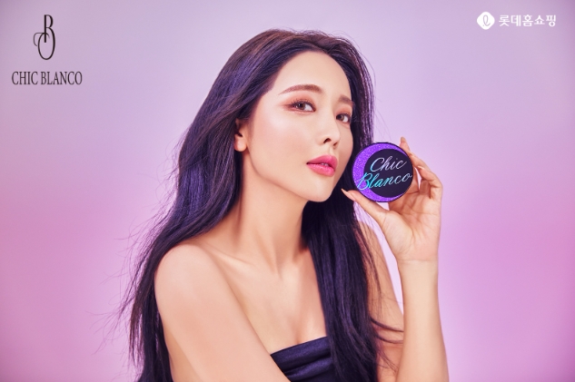 롯데홈쇼핑은 가수 홍진영이 개발한 뷰티 브랜드 '시크 블랑코'의 팩트를 업계 단독으로 론칭하는 등 고기능성 쿠션팩트 판매를 강화한다.