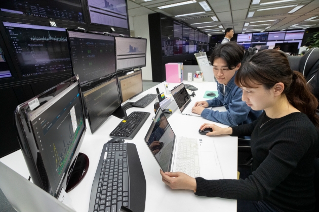 KT가 인공지능(AI) 기술로 KT의 미디어 플랫폼을 자동 관제하는 '어드밴스드 닥터지니(Advanced Dr. GENIE)'를 개발해 서울시 영등포구 KT여의도타워 내 미디어센터에 적용했다고 9일 밝혔다.