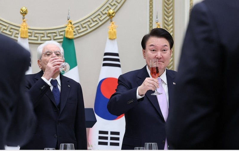 건배하는 윤석열 대통령과 마타렐라 이탈리아 대통령(서울=연합뉴스)